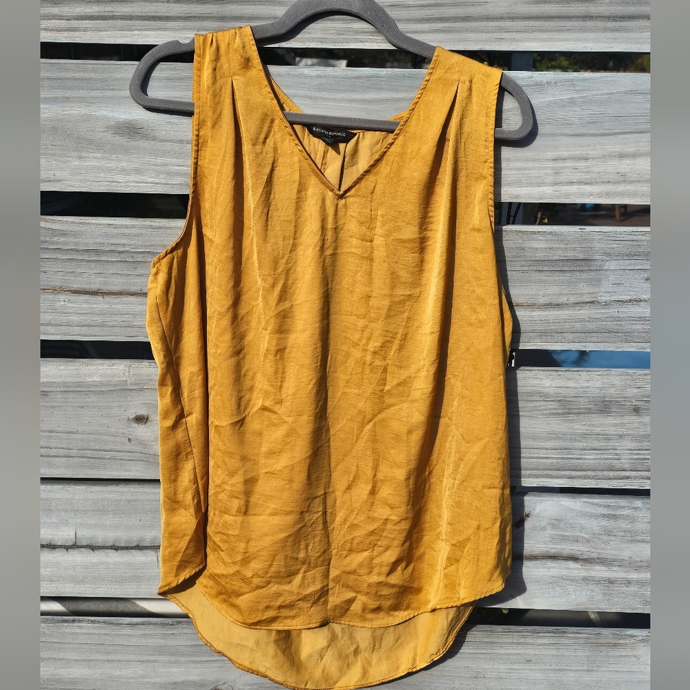 Banana Republic Pleated V-Neck Tank in yellow gold size Large.